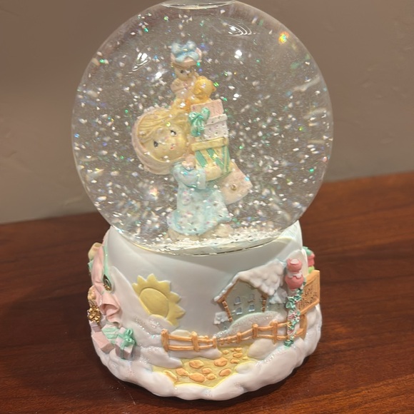 Precious Moments Jingle Bells musical snow globe - Picture 3 of 12